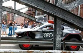El Grupo Audi, uno de los fabricantes de automóviles y motocicletas de mayor éxito en el segmento Premium, asombró a Hamburgo con el Audi RS Q e-tron.