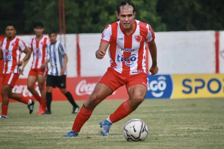 El delantero Alejandro Contrera anotó el primer gol de General Caballero de Campo Grande en la victoria de ayer sobre 12 de Octubre de Santo Domingo. (Foto: APF)