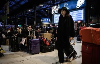 Los viajeros esperan en la estación de tren Gare de Lyon en París el 20 de diciembre de 2019, el día 16 de una huelga multisectorial en todo el país contra la revisión de las pensiones del gobierno.