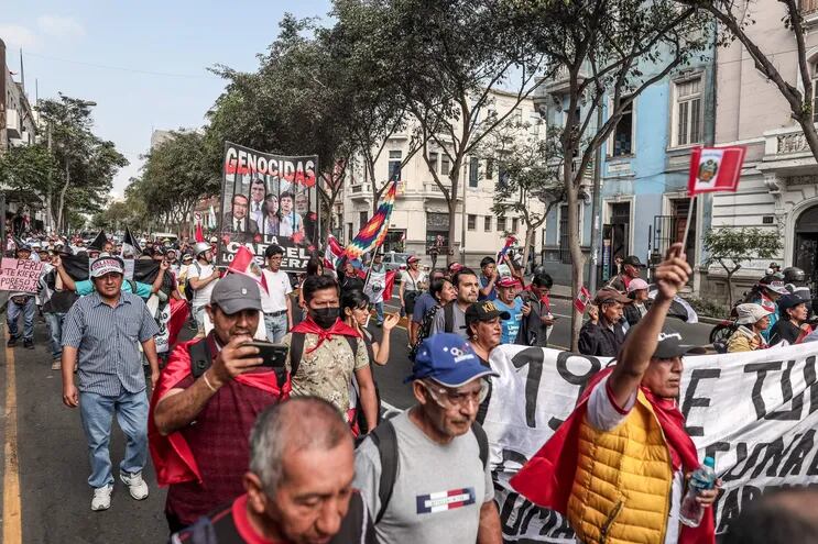 Manifestantes marchan para reclamar la renuncia de la presidenta Dina Boluarte y el cierre del Congreso hoy, en Lima (Perú).