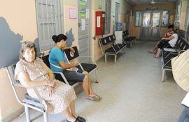 pacientes-aguardan-atencion-en-la-clinica-isla-poi-alli-no-cuentan-con-ambulancia--194114000000-510127.jpg