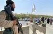 Combatientes talibanes montan guardia cerca de la sede del Ministerio del Interior de Kabul, este martes.