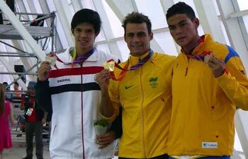 matias-lopez-izquierda-con-la-medalla-de-plata-junto-al-brasileno-leonardo-gomes-oro-y-el-colombiano-david-cespedes-bronce-en-el-podio-de-los-222554000000-1056562.jpg