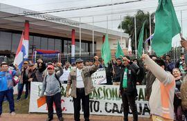 Miembros de la FNC se manifestaron frente a la Gobernación de Caaguazú.