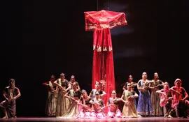 en-el-escenario-del-centro-de-eventos-cau-hansen-de-joinville-los-bailarines-paraguayos-se-lucieron-con-la-presentacion-del-cuadro-de-danza-india-s-195827000000-1362303.jpg