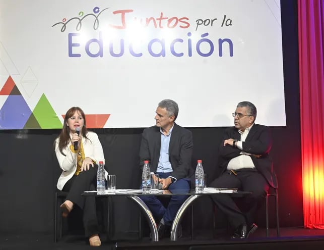 En la foto: Alcira Sosa (MEC), Yan Esperanza (Juntos por la Educación) y Jorge García Riart (Conec).