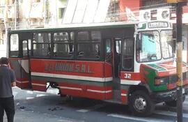 Bus chatta de la línea 16-2, empresa La Unión S.R.L que perdió la rueda en el microcentro de Asunción.