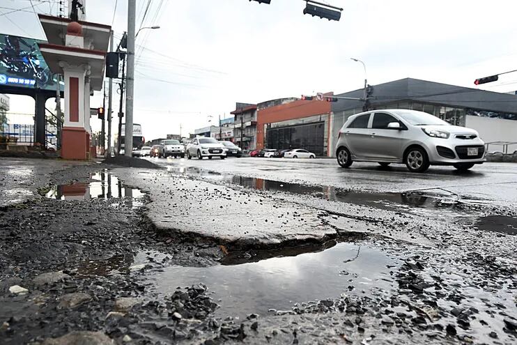 Veredas y asfalto están en mal estado en el frente de la Secretaría Nacional de Deportes (SND).