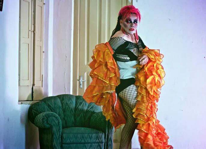 La drag queen Envidia Metenes retratada por Aizar Arar en una de las fotografías de la muestra "Reinversión".