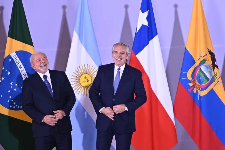 El presidente de Argentina, Alberto Fernández, junto al presidente brasileño Luiz Inácio Lula da Silva, durante la cumbre suramericana en el palacio de Itamaraty