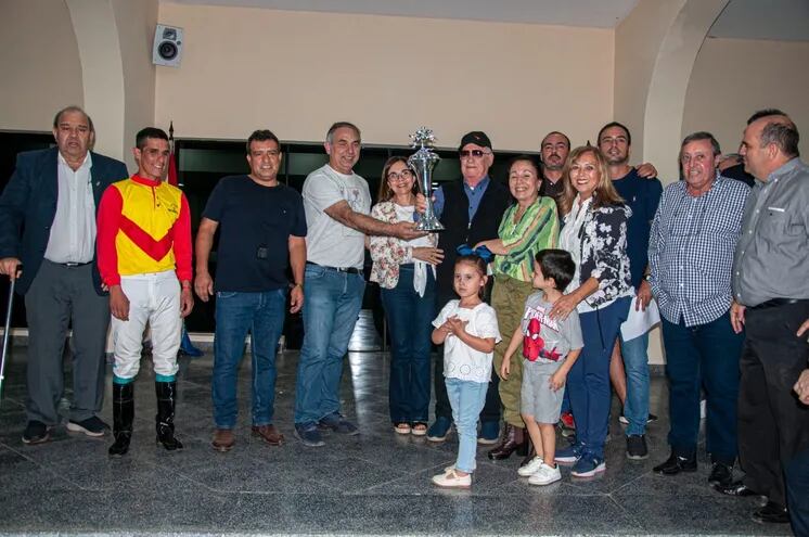 Allegados a la potranca Amiguita, que ganó el premio “Homenaje a Eduardo Saguier Iturburu”.