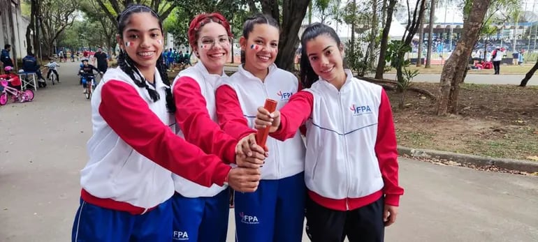 El equipo de posta femenino que estableció récord nacional. Foto: @FPA