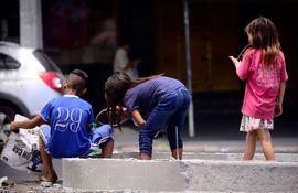 Niños en situación de calle sobre Eusebio Ayala y 22 de Setiembre, ayer al mediodía.