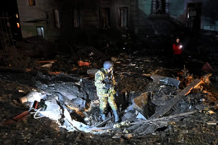 Un explosivista inspecciona el sitio de impacto de un misil ruso en Járkov, Ucrania, el pasado 23 de enero.
