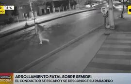 Momento en que la víctima cruzaba la avenida Semidei. (captura de ABC TV).