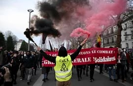 Las protestas contra la reforma jubilatoria en Francia crecen tras la aprobación del plan vía decreto de Emmanuel Macron. (AFP)