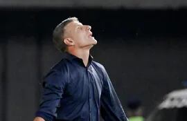 Martín Palermo, entrenador de Olimpia, mira al cielo tras el pitazo final en la victoria frente a Tacuary.