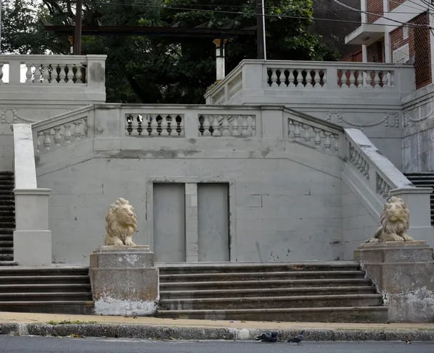 La escalinata de los Leones, ubicada en el microcentro de Asunción, ya tiene devuelta a sus custodios tras restauración.