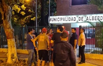 Un grupo de pobladores de Alberdi se congregó frente a la Municipalidad de la ciudad para protestar por la expulsión de la sesión de la Junta del periodista radial Manu Gómez.