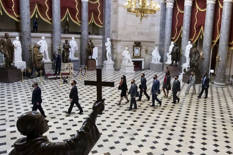 Legisladores que actúan como fiscales en el juicio político a Donald Trump ingresando al Capitolio, días atrás.
