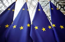 Banderas de la Unión Europea en el sitio de una cumbre en Bruselas, Bélgica, este martes.