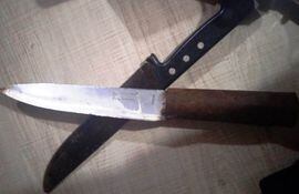 Los dos cuchillos que fueron arrojados en la calle por los jóvenes durante su huida de la Policía.
