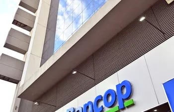 Directivos de Bancop, durante la habilitación de la sucursal N° 10, ubicada en Fernando de la Mora.