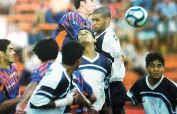 Momento del partido entre Cerro Porteño y Alianza Lima en la Copa Libertadores 2002.