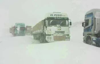 camioneros-paraguayos-atrapados-en-la-nieve-en-chile--152717000000-568976.jpeg
