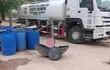 El camión cisterna de la Municipalidad no para en la distribución de agua potable a las comunidades afectadas y agua cruda a los pequeños ganaderos.