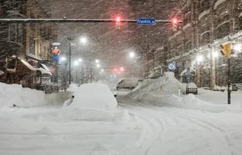 Vehículos y calles sepultados bajo la nieve en Buffalo, New York. (AFP)