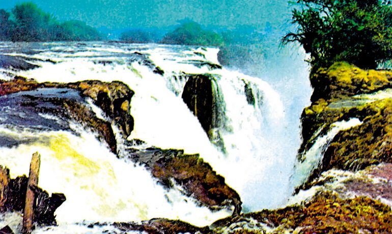 Antigua foto de las cataratas de Salto del Guairá, que según al tratado de límites de 1872 (impuesto por Brasil) estaban totalmente en territorio paraguayo. Con la construcción de Itaipú quedaron bajo las aguas.