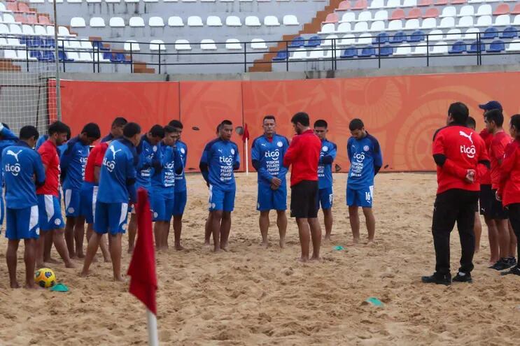 Los Pynandi, la selección paraguaya de beach soccer, atentos a las instrucciones del DT Molas.