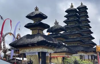 Un templo en Bali, con techos escalonados a modo de las pagodas.