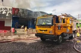 Un incendio se produjo dentro de un local comercial del Mercado de Abasto de Asunción. (gentileza).