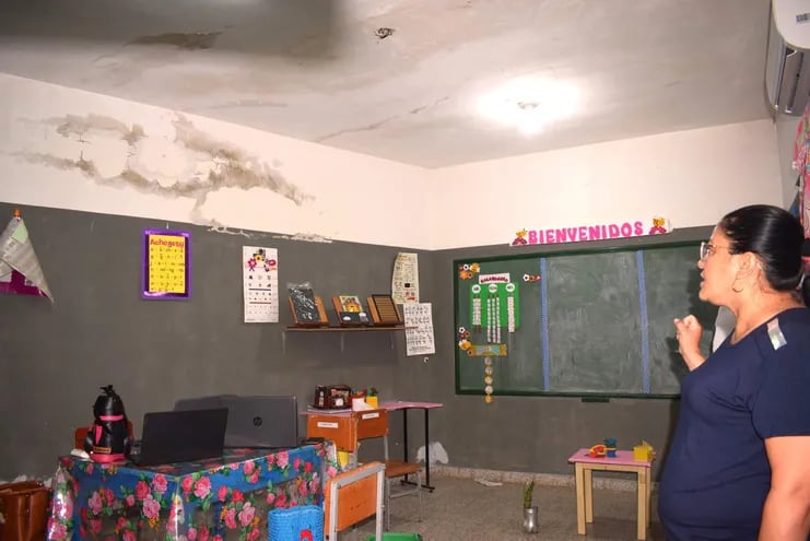 Dos escuelas con goteras obliga a los docentes suspender clases los días de lluvia en Paraguarí.