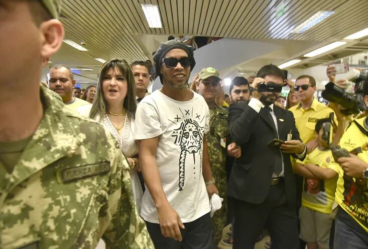 Dalia López al lado de Ronaldinho cuando el exfutbolista llegó a Paraguay.
