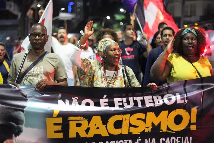 Fotografía de referencia: manifestantes muestran su apoyo al futbolista brasileño Vinícius Jr.