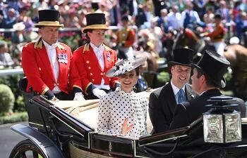 Los duques de Cambridge llegaron en una carroza tirada por caballos, tradición real de la carrera de Ascot.