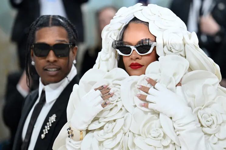 El rapero A$AP Rocky y la actriz y cantante Rihanna llegan a la Met Gala 2023.