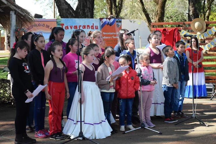 La escuela municipal de canto popular de la comuna de Abai festejando el dia del folklore.