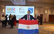 El titular de Seprelad Carlos Arregui festeja con la bandera paraguaya en mano la aprobación de Gafilat de no incluirle a nuestro país a la lista gris.