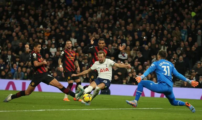 Harry Kane, tras superar a tres jugadores del Manchester City, remata a portería, pero el arquero brasileño Ederson logró tapar el disparo del ariete del Tottenham.