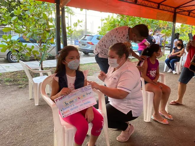 Niños se vacunan en la Secretaría Nacional de Deportes.