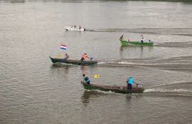 La carrera con bote es uno de los atractivos durante la fiesta fundacional y patronal de la ciudad.
