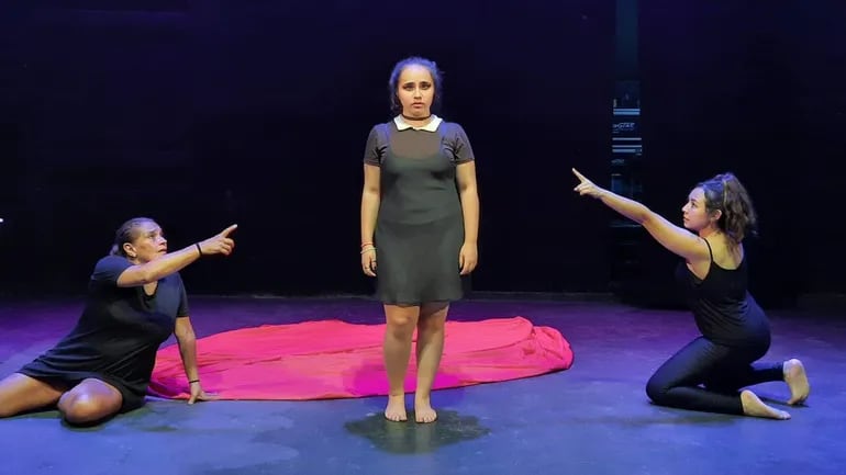 Marcela Gilabert, Milena Di Génova y Eli Marín en una escena de la obra "Tantas veces me borraron".