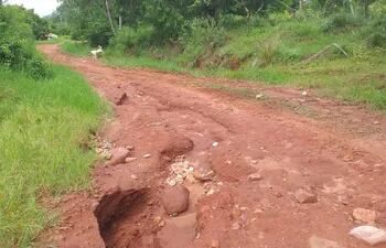 Pobladores piden reparación de camino rural en Carapeguá.