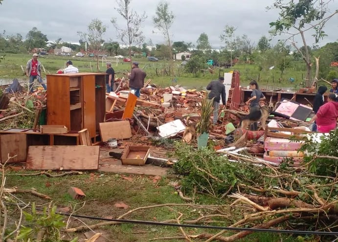 Así quedaron al menos 15 viviendas en Guaicá, tras el tornado que cayó el jueves.  La SEN analiza opciones para familais que quedaron en la calle.