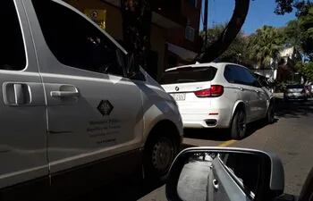 Una camioneta del Ministerio Público se estacionó detrás de la BMW X5 de Humberto Rosetti.
