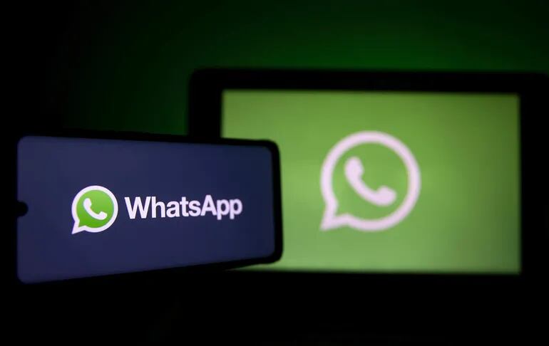Logotipo de la aplicación de mensajería de redes sociales Whatsapp en una computadora y la pantalla de un teléfono móvil.